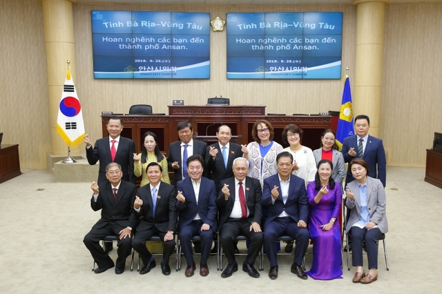 안산시의회 의원들이 25일 의회를 방문한 베트남 바리어 붕따우성 대표단을 접견했다.  ⓒ천지일보 2019.9.26