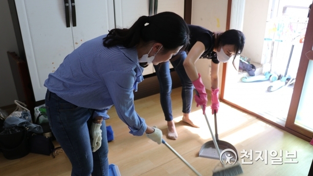 주거 환경 개선을 위한 집수리 지원 및 봉사활동. (제공: 서울에너지공사) ⓒ천지일보