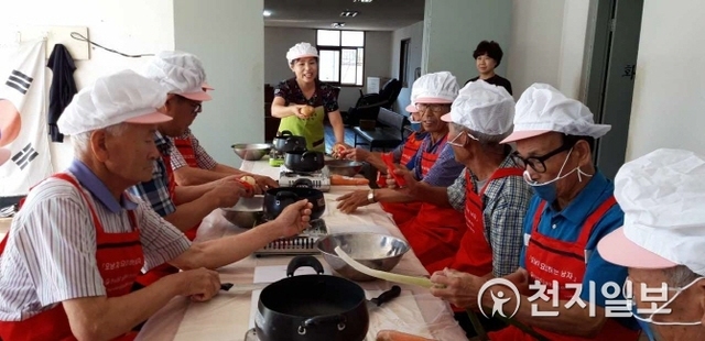 화순군(군수 구충곤) 이양면이 지난 9일부터 이양면 중앙경로당에서 노인 남성을 대상으로 요리 프로그램을 진행하고 있다. (제공: 화순군) ⓒ천지일보 2019.9.28