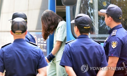 전남편 살해 혐의로 구속기소된 고유정이 16일 오후 세 번째 재판을 받기 위해 제주지법으로 이송되고 있다. (출처: 연합뉴스)