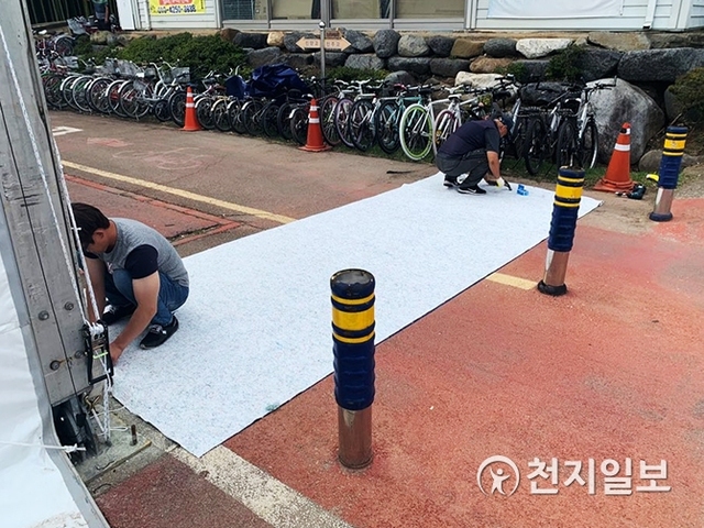 축제장 입구 발 소득을 위한 부직포 설치 장면. (제공: 진주시) ⓒ천지일보 2019.9.30