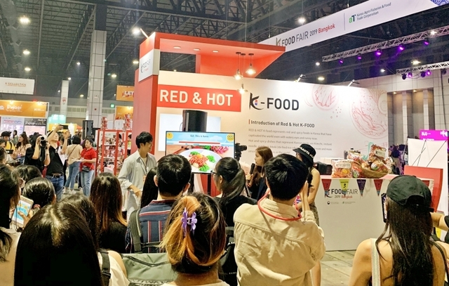 농림축산식품부(장관 김현수)와 한국농수산식품유통공사(aT, 사장 이병호)는 지난 26일부터 29일까지 4일간 아세안 대표 미식국가 태국에서 ‘2019 방콕 K-Food Fair’를 연 가운데 현지인들이 한국의 맛에 관심을 갖고 체험하고 있다. (제공: 한국농수산식품유통공사) ⓒ천지일보 2019.9.30