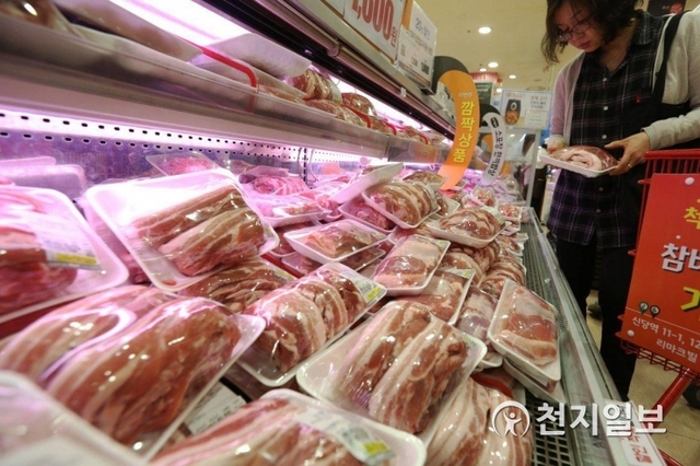 [천지일보=남승우 기자] 중국에서 아프리카돼지열병(ASF)이 확산하면서 국내 돼지고기 가격도 들썩이고 있다. 29일 오후 서울 시내의 한 마트에서 고객들이 돼지고기를 고르고 있다. ⓒ천지일보 2019.4.29