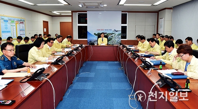 지난달 30일 13개 재난실무부서, 10월 축제관계자들이 상황판단회의에 참가한 가운데 조규일 진주시장이 발언하고 있다. (제공: 진주시) ⓒ천지일보 2019.10.1