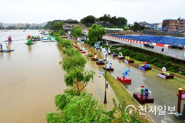 지난해 태풍 ‘콩레이’가 할퀴고 지나간 ‘진주남강유등축제’ 현장 모습. (제공: 진주시) ⓒ천지일보 2019.10.1