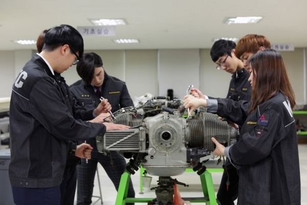 한국과학기술전문학교 항공정비 실습 ⓒ천지일보 2018.3.19