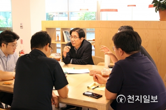 김희철 희만사 대표가 희만사 동료들과 회의를 하고 있다. ⓒ천지일보 2019.10.2