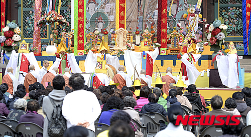 2015년 11월 서울 종로구 조계사 대웅전 앞에서 조계사 생전예수재 49재 기도 회향식이 열리고 있다. (출처: 뉴시스)