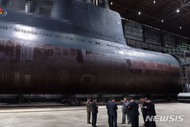 지난 7월 23일 북한 조선중앙TV는 김정은 국무위원장이 새로 건조한 잠수함을 살펴봤다고 보도한 모습 캡처. (출처: 뉴시스) 2019.07.23.