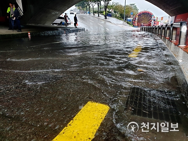 [천지일보 진주=최혜인 기자] 2일 오후 5시께 경남 진주시에 제18호 태풍 '미탁'의 영향으로 집중호우가 내려 진주교 아래 도로가 침수돼 있다. ⓒ천지일보 2019.10.2