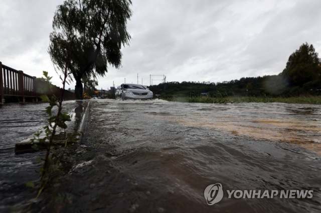 제18호 태풍 '미탁'의 영향으로 남부지방에 폭우가 내린 2일 전남 목포시 석현동 임성천이 범람해 인근 도로가 물에 잠겨 있다. (출처: 연합뉴스)