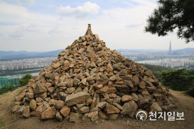 아차산 보루 위에 쌓아올린 돌탑
