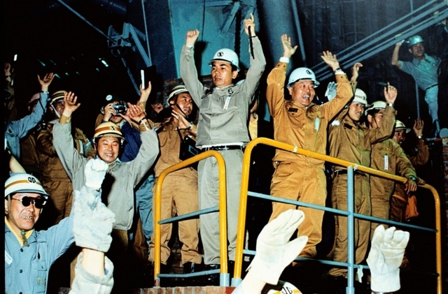 1973년 6월 9일 첫 출선 순간에 박태준(앞쪽 가운데) 포항제철소 명예회장이 회사 임직원들과 만세를 부르고 있다. (제공: 포스코)