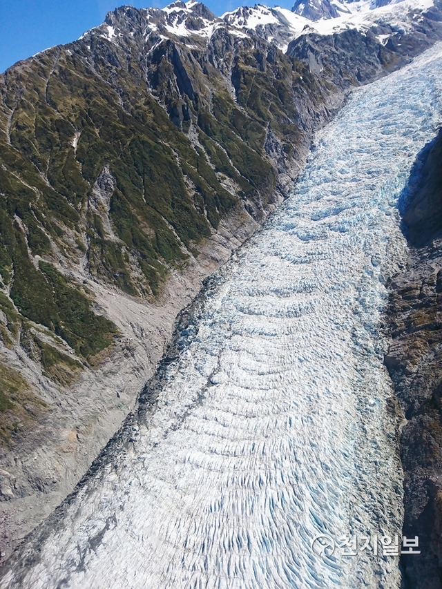 웨스트랜드 타이포우티니 국립공원(Westland Tai Poutini National Park)에는 푸른 하늘과 맞닿을 정도의 거대한 빙하(氷河)가 형성돼 있다. (출처: 게티이미지뱅크) ⓒ천지일보 2019.10.4