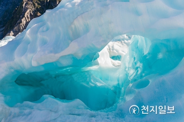 서던 알프스는 고도가 높아질수록 파란색의 블루 아이스(blue ice)가 많다. 푸른빛의 빙하다. 빙하는 왜 푸르게 보이는 것일까. 푸른색만을 반사하기 때문이다. (출처: 게티이미지뱅크) ⓒ천지일보 2019.10.4