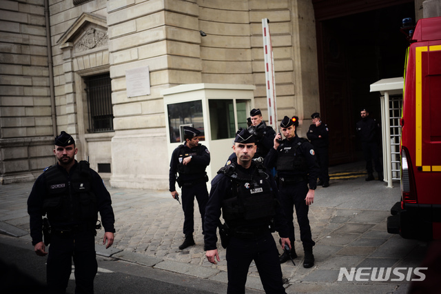 3일(현지시간) 프랑스 파리의 경찰청 본부에서 흉기 난동이 벌어진 후 경찰관들이 본부 밖에서 대응하고 있다(출처: 뉴시스)