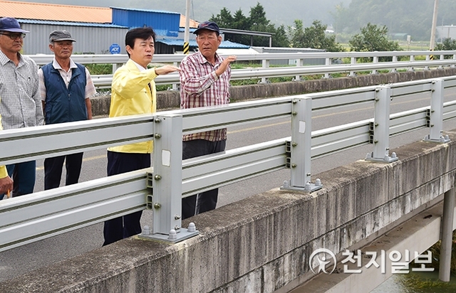 조규일 진주시장이 4일 농가를 찾아가 피해현황을 확인하고 있다. (제공: 진주시) ⓒ천지일보 2019.10.4