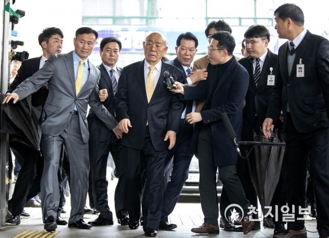 고(故) 조비오 신부 사자명예훼손 혐의로 기소된 전두환 전 대통령이 11일 오후 광주광역시 동구 광주지법에 출석하고 있다. ⓒ천지일보DB