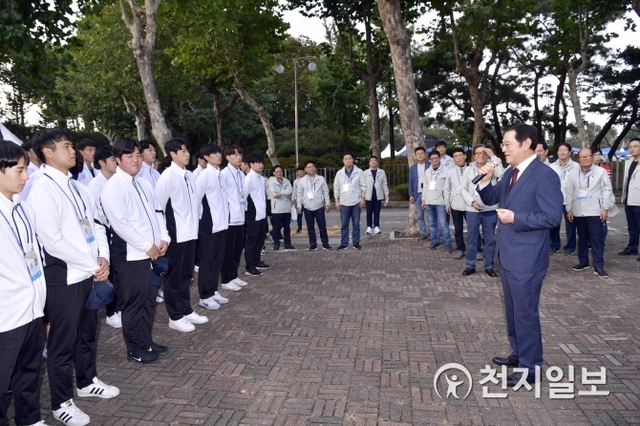 이용섭 광주시장이 지난 4일 오후 서울 잠실종합운동장에서 열린 ‘제100회 전국체육대회 개회식’에 참석해 광주시 선수단을 격려하고 있다. (제공: 광주시) ⓒ천지일보 2019.10.6