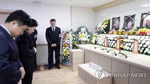 김정숙 여사가 6일 오후 부산 사하구 한 장례식장에 마련된 산사태 희생자 빈소를 찾아 조문하고 있다. (출처:연합뉴스)