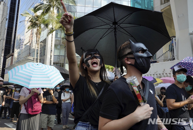 5일(현지시간) 홍콩에서 시위대가 복면이나 마스크를 쓰고 '복면금지법' 반발 시위를 벌이고 있다. '복면금지법'에 반대하는 시위가 격화되면서 지하철과 열차 운행이 전면 중단됐다.(출처: 뉴시스)