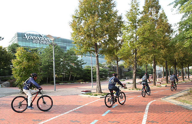 희망길벗 힐링 자전거교실 참가자들이 광명 스피돔에서 라이딩 교육을 받고 있다. (제공: 경륜경정총괄본부) ⓒ천지일보