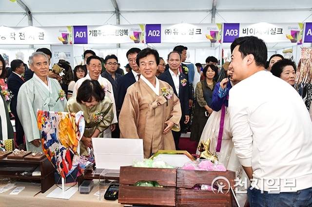 진주시가 오는 13일까지 칠암동 남강둔치에서 진주실크박람회를 개최하는 가운데 조규일 시장이 박람회를 둘러보고 있다. (제공: 진주시) ⓒ천지일보 2019.10.7