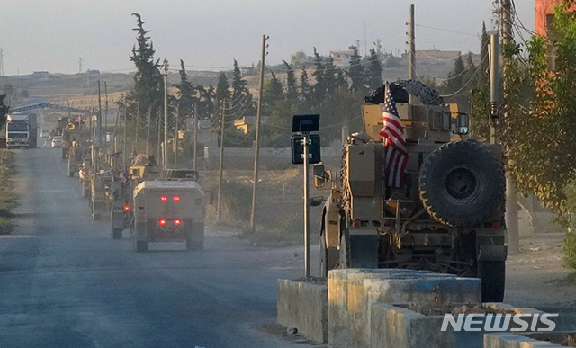 【AP/뉴시스】 7일 시리아 동북부 접경지에 주둔하던 미군의 군용 차량들이 남쪽으로 이동하고 있다. 전날 트럼프 대통령이 터키군의 시리아 국경 진입을 위해 미군의 주둔지 철수를 결정했다고 백악관이 발표했다. 사진은 미군의 북부 철수로 큰 위기에 빠진 시리아 쿠르드 무장조직 SDF의 하와르 통신(ANHA)이 제공했다.ⓒ천지일보 2019.10.8
