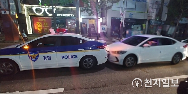현장에 출동한 경찰이 순찰차로 A씨의 차량을 막고 있다. (제공: 부산지방경찰청) ⓒ천지일보 2019.10.8