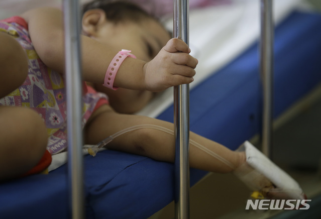 7일(현지시간) 필리핀 마닐라의 성 라자로 정부 병원의 한 병실에서 어린이 뎅기열 환자가 치료를 받고 있다.필리핀 보건당국은 6일 뎅기열을 전국적으로 창궐하는 전염병으로 선포했다. (출처: 뉴시스)