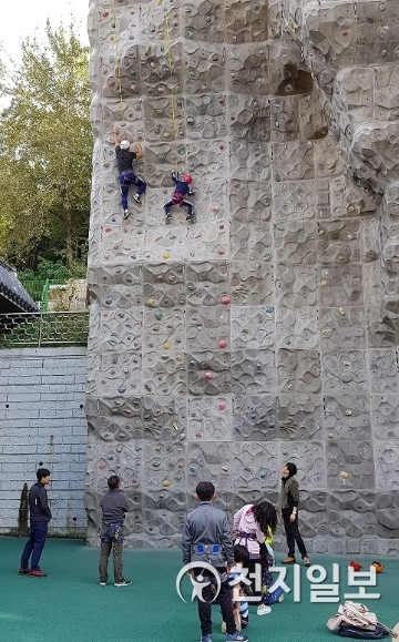동래읍성역사축제 기간 중 '인공암벽 등반 체험'행사를 하고 있다. (제공: 부산동래구청) ⓒ천지일보 2019.10.8