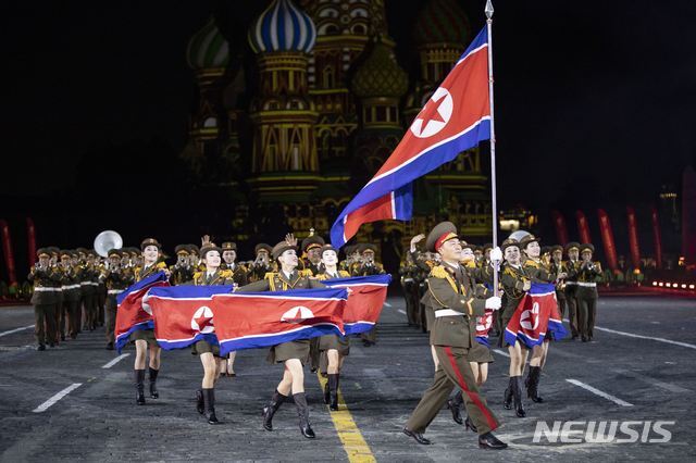 【모스크바=AP/뉴시스】 23일(현지시간) 러시아 모스크바 붉은광장에서 ‘제12회 스파스카야 타워 세계 군악 축제'가 열려 공연을 마친 북한 군악대가 인공기를 펼쳐 들고 행진하고 있다.