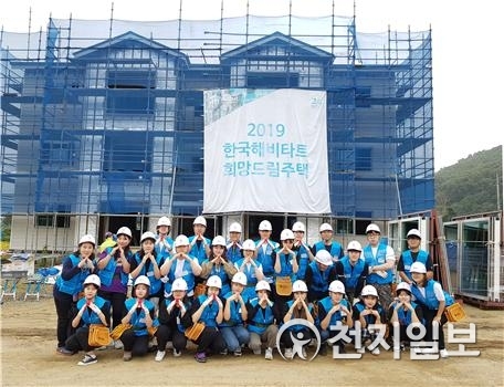 5일 한성대학교 해비타트 동아리 회원들이 한국해비타트가 천안에서 진행하고 있는 ‘희망의 집짓기’ 봉사에 참가한 모습 (제공: 한성대학교 해비타트) ⓒ천지일보 2019.10.8