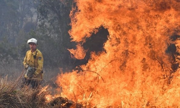 호주 소방관이 기록적인 폭염 속에 산불 진화에 나서고 있다. (출처: BBC캡처)