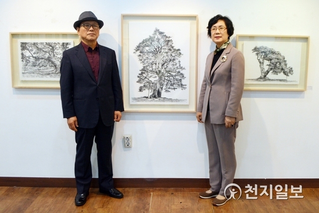 신혜식 작가와 그의 아내 이영숙씨가 8일 오후 남산갤러리에서 열린 소나무펜화 개인전에서 기념촬영을 하고 있다.