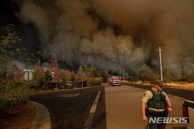 지난해 11월8일 캘리포니아주 뷰트 카운티에서 발생한 대형산불 캠프파이어가 산간 마을 파라다이스 방면으로 번지고 있다. (출처: 뉴시스)