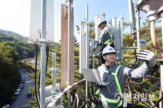 KT가 10월 본격적인 가을 단풍철을 맞아 전국 대표 명산에 5G 커버리지를 구축하고 서비스 제공에 나선다고 9일 밝혔다. 사진은 KT 네트워크부문 직원들이 강원도 오대산 내 월정사에서 5G 네트워크 품질을 점검하고 있는 모습. (제공: KT) ⓒ천지일보 2019.10.9