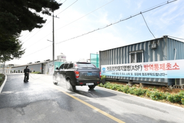 10일 방역 관계자가 김포 농가 주변에서 출입하는 차량에 소독약을 뿌리고 있다. (제공: 김포시)