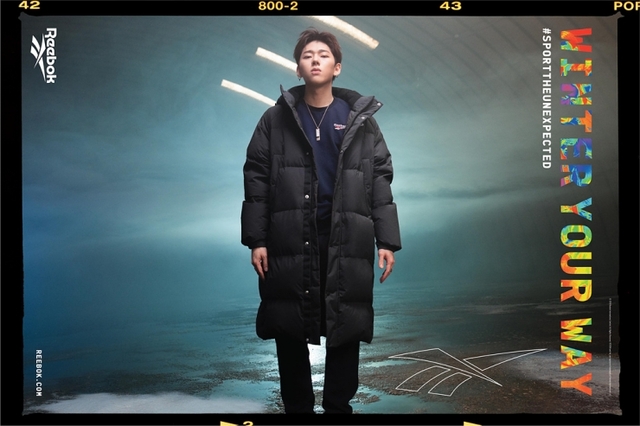 리복이 10일 겨울 캠페인 ‘윈터 유어 웨이(Winter Your Way)’ 론칭과 함께 클래식 다운 재킷을 출시했다. 지코를 모델로 한 윈터 유어 웨이 캠페인 이미지. (제공: 리복)