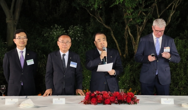 문희상 국회의장(오른쪽 두번째)이 10일 오후 서울 용산구 국회의장 공관에서 열린 의회외교포럼의 밤 행사에서 인사말을 하고 있다. (제공: 국회)