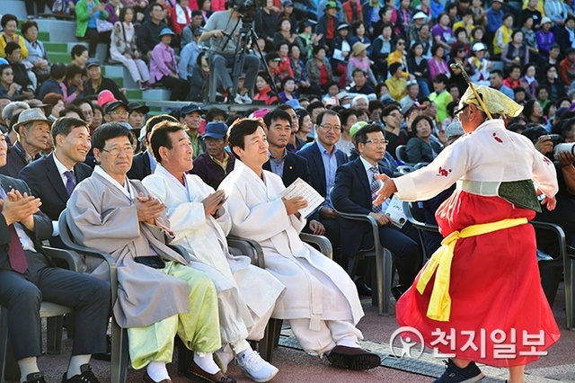 지난 10일 남강야외무대에서 열린 ‘시민의 날’ 행사에서 조규일 진주시장(가운데)과 정재민 부시장, 박성도 시의회 의장 등 참가자들이 행사를 관람하고 있다. (제공: 진주시) ⓒ천지일보 2019.10.11