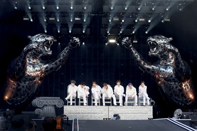 그룹 '방탄소년단'(BTS)이 비아랍권가수 최초로 사우디 아라비아에서 스타디움 공연을 개최했다(출처: 뉴시스)