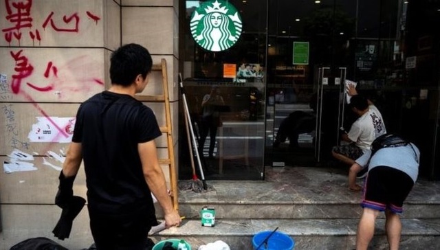 홍콩시위대에 공격받은 홍콩 거리에 위치한 스타벅스. (출처: BBC 캡처)