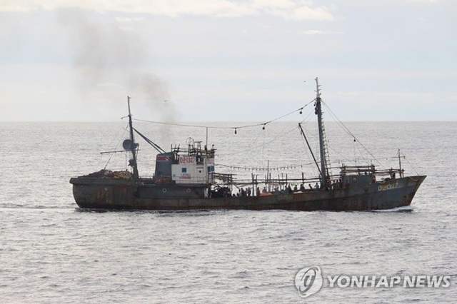 7일 일본 이시카와현 노토반도 북서쪽 해상에서 일본 어업 단속선과 충돌한 북한 어선으로 일 수산청이 제공한 사진 (출처: 연합뉴스) 2019.10.7
