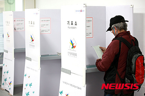 4·13 총선 사전 투표가 시작된 8일 오전 서울 서대문구 연희동 사전 제1투표소에서 한 주민이 투표에 앞서 투표용지를 살펴보고 있다. (출처: 뉴시스)