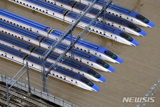 강력한 태풍 '하기비스'의 영향으로 13일 일본 나가노현 나가노시에서 고속철도 신칸센 차량기지의 열차들이 범람한 물에 잠긴 모습. (출처: 뉴시스)