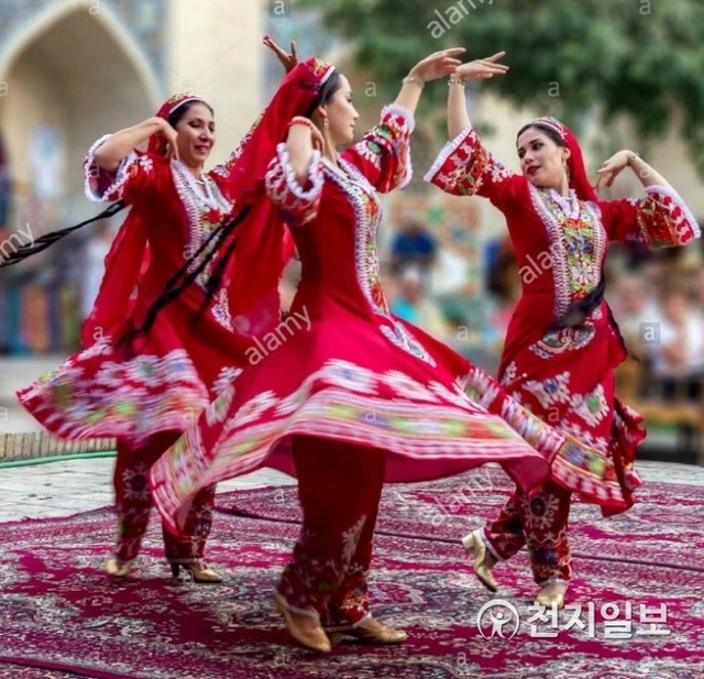 광주지역 우즈베키스탄 노동자와 유학생, 고려인 동포 등 500여 명이 한자리에 모인 ‘우즈베키스탄 데이’가 13일 광주폴리텍대학 1캠퍼스에서 열린 가운데 우스베키스탄 전통춤을 추고 있다. (제공: 광주시) ⓒ천지일보 2019.10.13