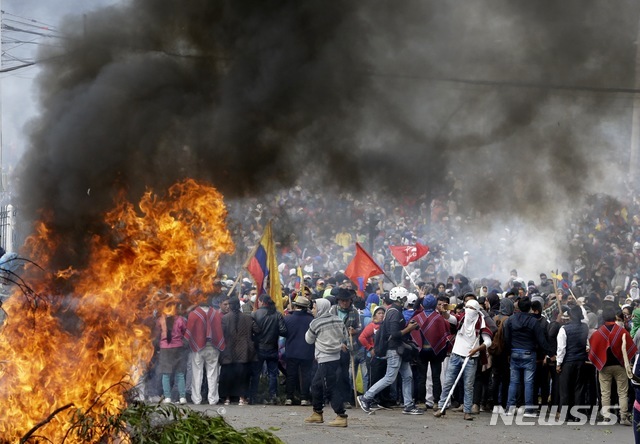 8일(현지시간) 에콰도르 수도 키토에서 수천 명의 원주민이 바리케이드를 설치하고 반정부 시위를 벌이고 있다. (출처: 뉴시스)