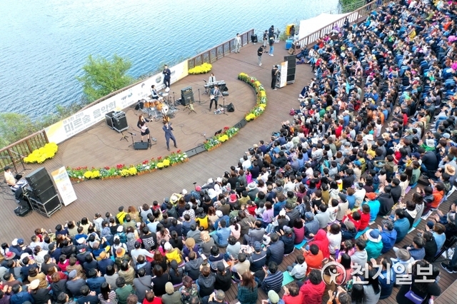 현대모비스가 ‘2019 미르숲 음악회’를 개최한 가운데 지난 주말 미르숲 내 야외 음악당에서 관람객 1000여명이 참석해 공연을 관람하고 있다. (제공: 현대모비스) ⓒ천지일보 2019.10.14