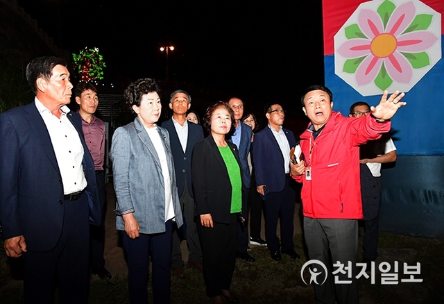 지난 1~13일 진주 남강유등축제장에서 김천시의회 의원들이 조현신 진주시의회 의회운영위원장의 안내로 유등을 관람하고 있다. (제공: 진주시의회) ⓒ천지일보 2019.10.14